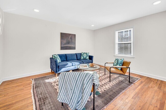 Building Photo - 3 Bed 2 Bath House w/Fenced Yard in East N...