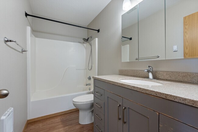 Building Photo - 3Bed/1.5 Bath House available
