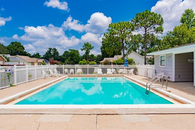 Building Photo - Well-maintained Pensacola Condo with Community Pool & Central Location