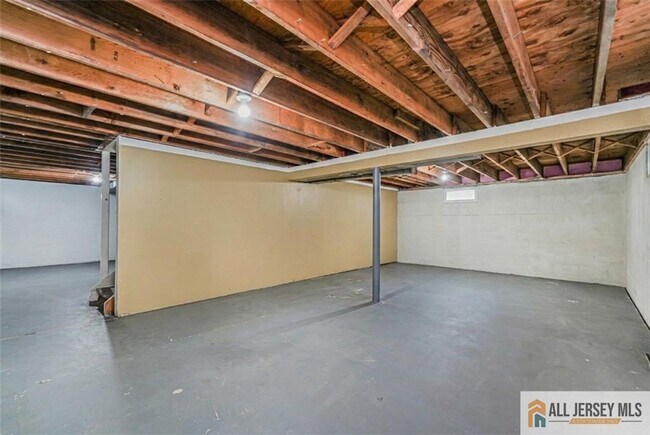 Building Photo - 1036 Apache St