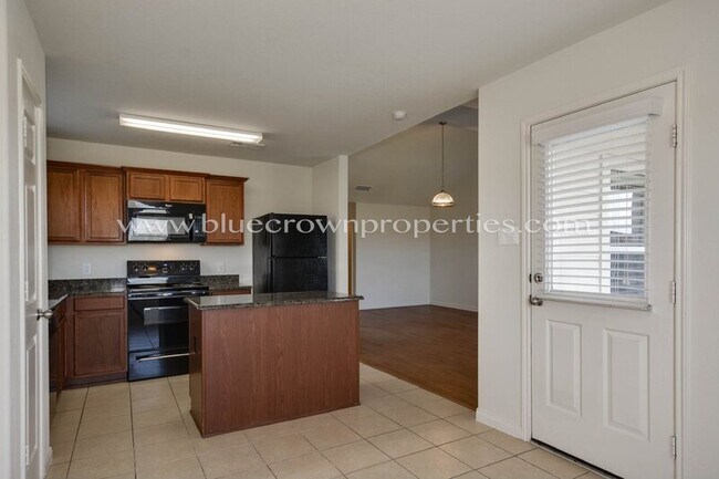 Building Photo - 2221 Meadow Dr