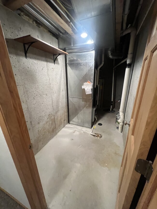 Building Photo - 4281 Estate Dr S