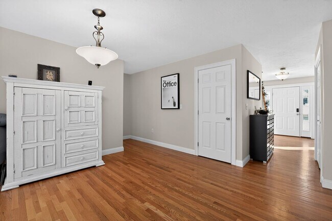 Building Photo - Spacious 4BR House in Millbury