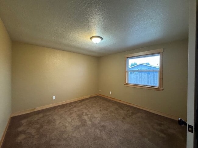 Building Photo - ZELIA! Arcata 3/2, 2 car garage, south facing patio
