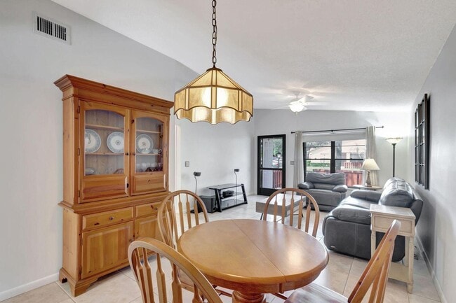 Building Photo - 8182 SE Villa Way