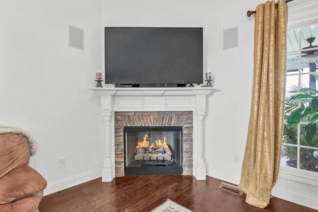 Building Photo - 820 Carousel Ct