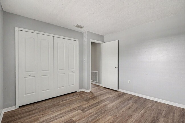 Building Photo - 2280-2286 Fox Hollow Dr.