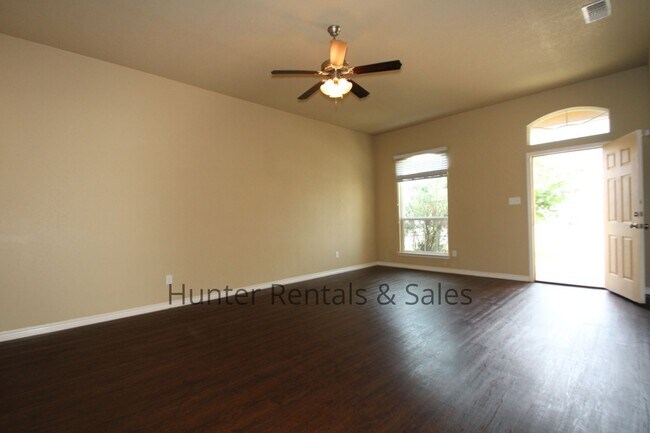 Building Photo - Spacious Duplex