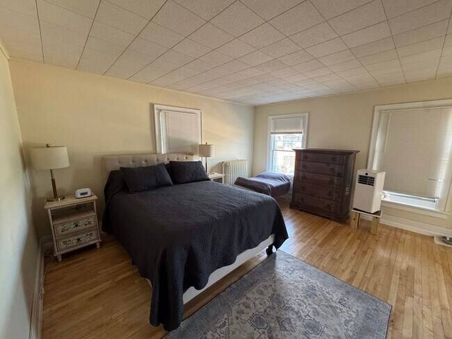 Building Photo - 3 Bedroom, 1.5 Bath, Furnished Home in Houghton