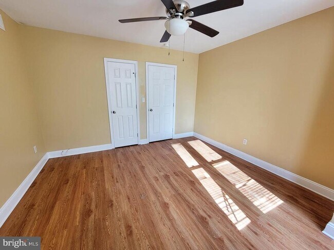 Building Photo - 923 E Schiller St