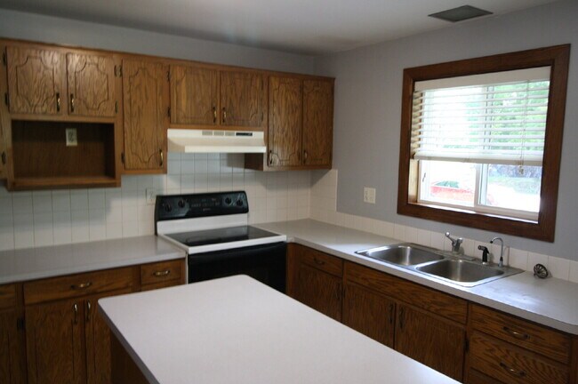 Building Photo - 3 Bedroom Ranch in Appleton