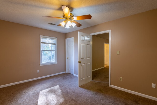 Building Photo - 4135 Knollcrest Cir N