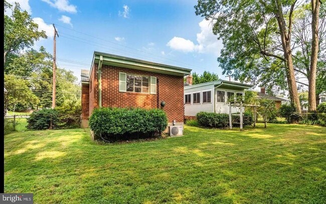 Building Photo - 5024 River Rd