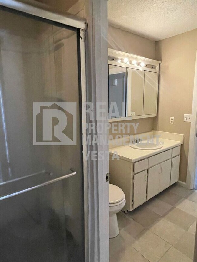 Building Photo - Three Bedroom Home in Lake Wildwood
