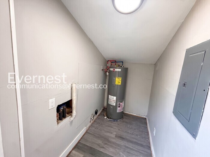 Building Photo - 1645 18th Way SW