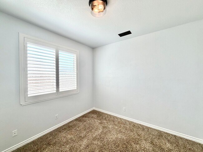 Building Photo - Move-In Ready 3 Bedroom 2 Bathroom Hemet Pool Home with Solar