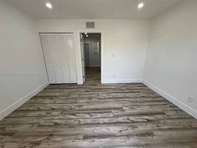 Building Photo - 885 SW 29th Ave