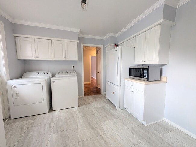 Building Photo - Serene 2BR Living in Seagate Near Market Common - Long Term Rental