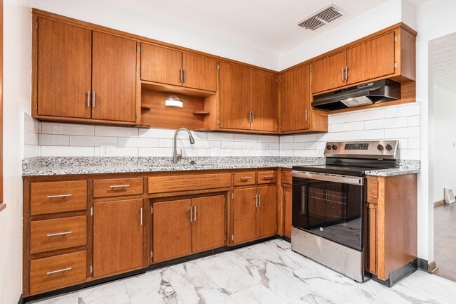 Building Photo - 3070 Lotz Dr