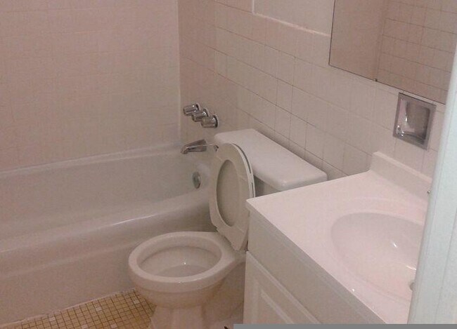 Building Photo - 1 bedroom in Chicago IL 60626