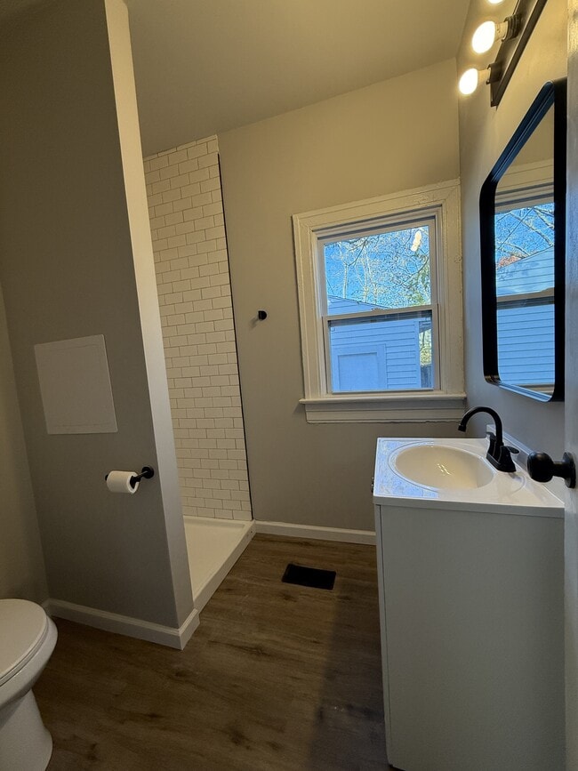 Building Photo - 39 S Quentin Ave