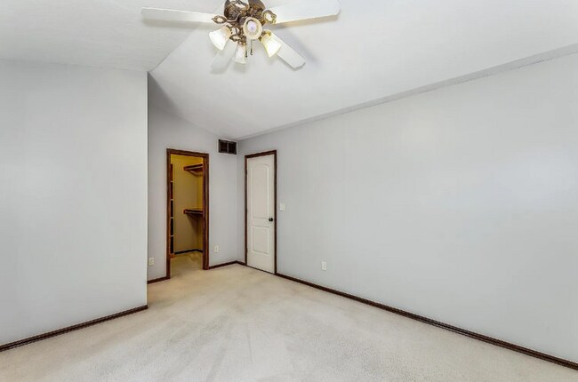 Building Photo - Well maintained 3 bedroom, 3 bath home clo...