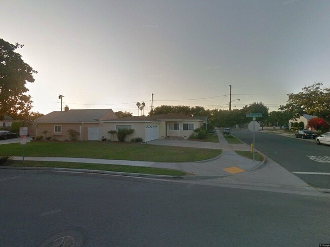 Building Photo - Front Home of Single Family Duplex in Gardena