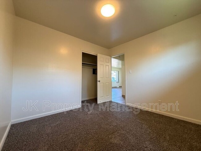 Building Photo - 236 21st Ave NW