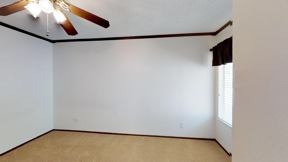 Building Photo - 3701 Colonial Dr