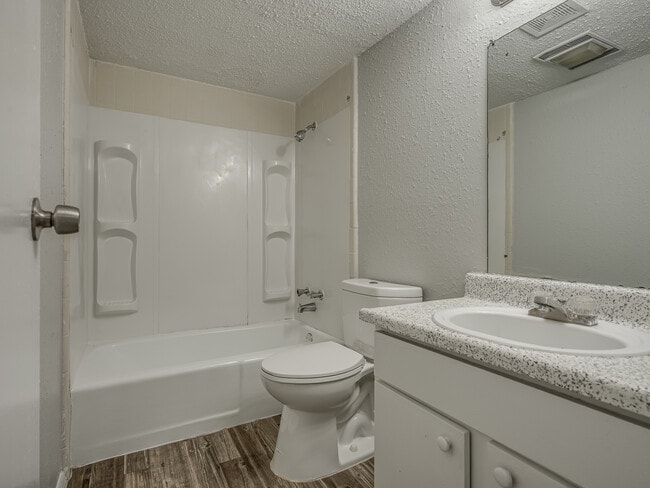 Shoreline Apartments - Bathroom - Shoreline Apartments