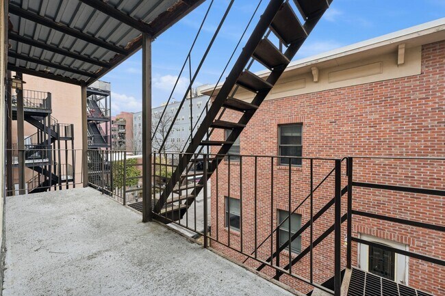 Building Photo - 509 Monroe St