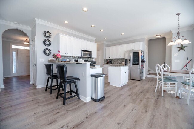 Building Photo - Spacious home situated on a fantastic cul-...