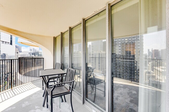 Building Photo - 300 N State St