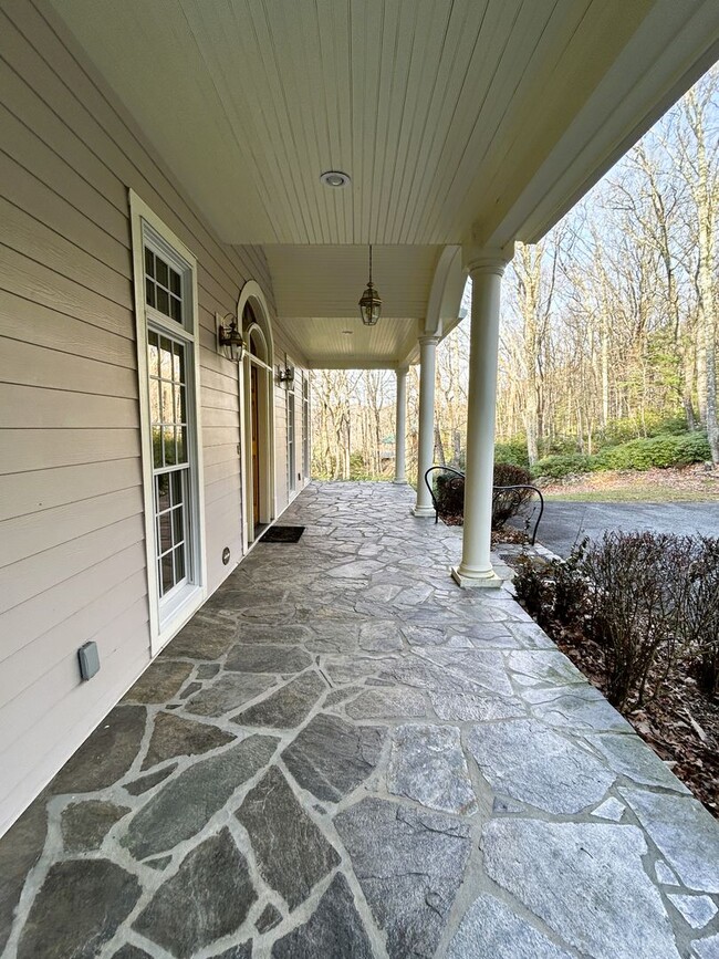 Building Photo - Gorgeous House with Beautiful Views