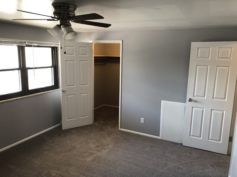 Master bedroom with walkin closet - 2915 Columbus St