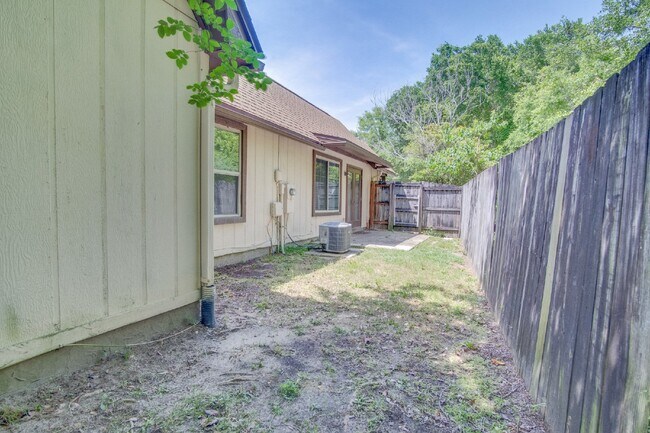 Building Photo - North Pensacola 3BR/2BA Home Near UWF Featuring Vaulted Ceilings & Privacy-Fenced Backyard