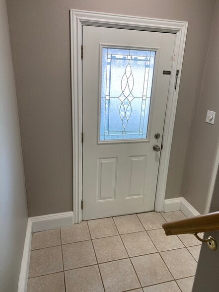 Entry - 622 Putnam St