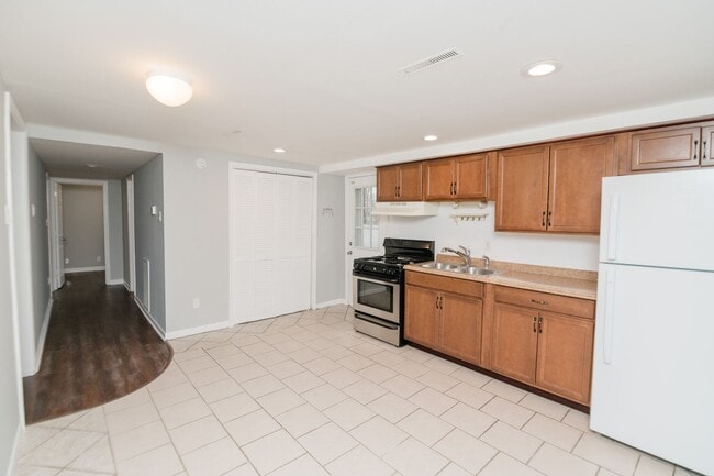 Building Photo - 3 Bedroom / 1 Bathroom Home for Rent in Crown Point