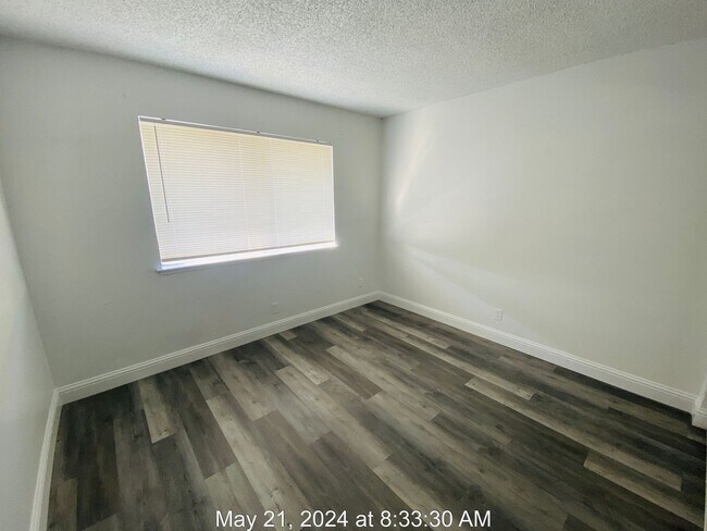 Building Photo - Cozy 2 Bedroom Townhome