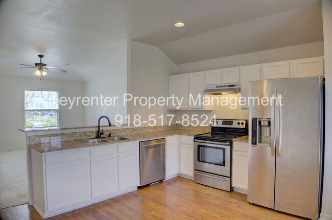 Building Photo - Coming Soon! 3 bed/2 bath!