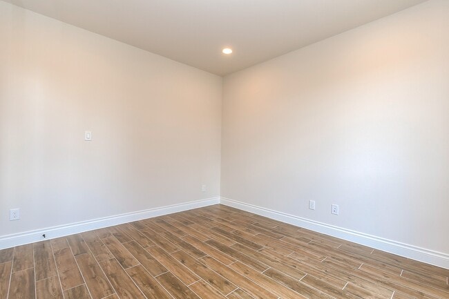Building Photo - 3410 Willow Cres Ct
