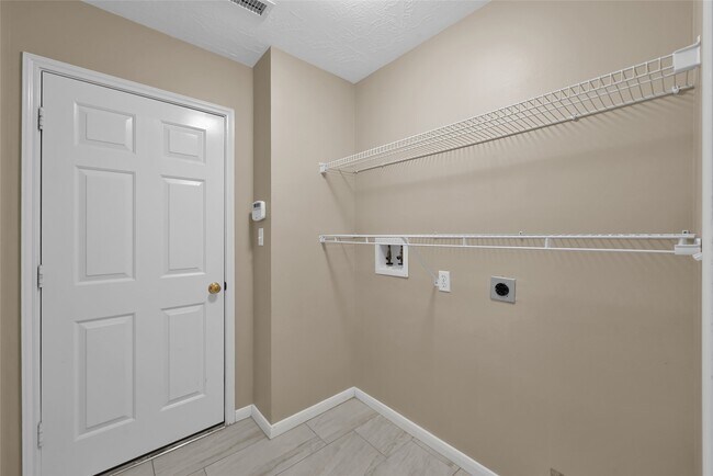 Building Photo - 710 Moonwalk St