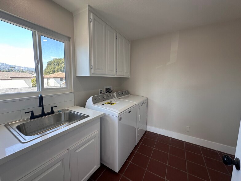 Laundry room - 770 W 2nd St