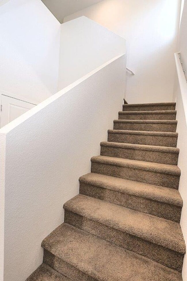 Building Photo - Beautiful Lincoln Home Available in May!