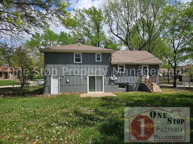 Building Photo - The Perfect 3 bedroom/2 bathroom home in Grandview, MO!