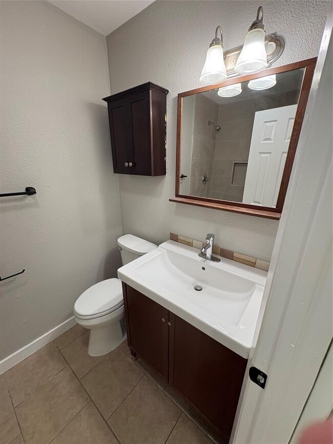 Building Photo - 817 Cactus Dr