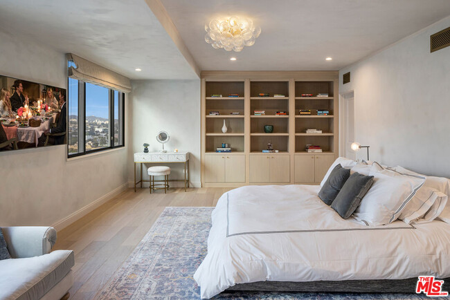 Building Photo - 818 N Doheny Dr