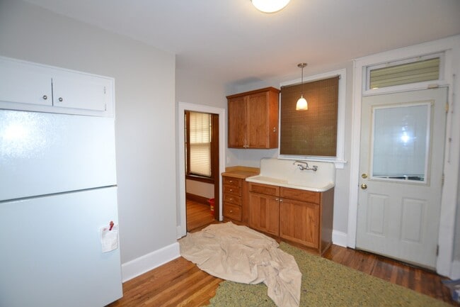 Building Photo - Beautiful woodwork in this incredible Clin...