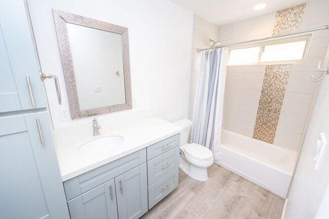 Building Photo - Spacious 1BR/1BA condo with patio and parking! Lake Murray Area $2195.00