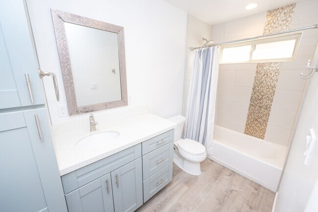 Building Photo - Spacious 1BR/1BA condo with patio and parking! Lake Murray Area $2195/month